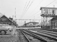 150263 Gezicht op het emplacement van het N.S.-station Ede-Wageningen te Ede met overweg, station en seinhuis (post T).